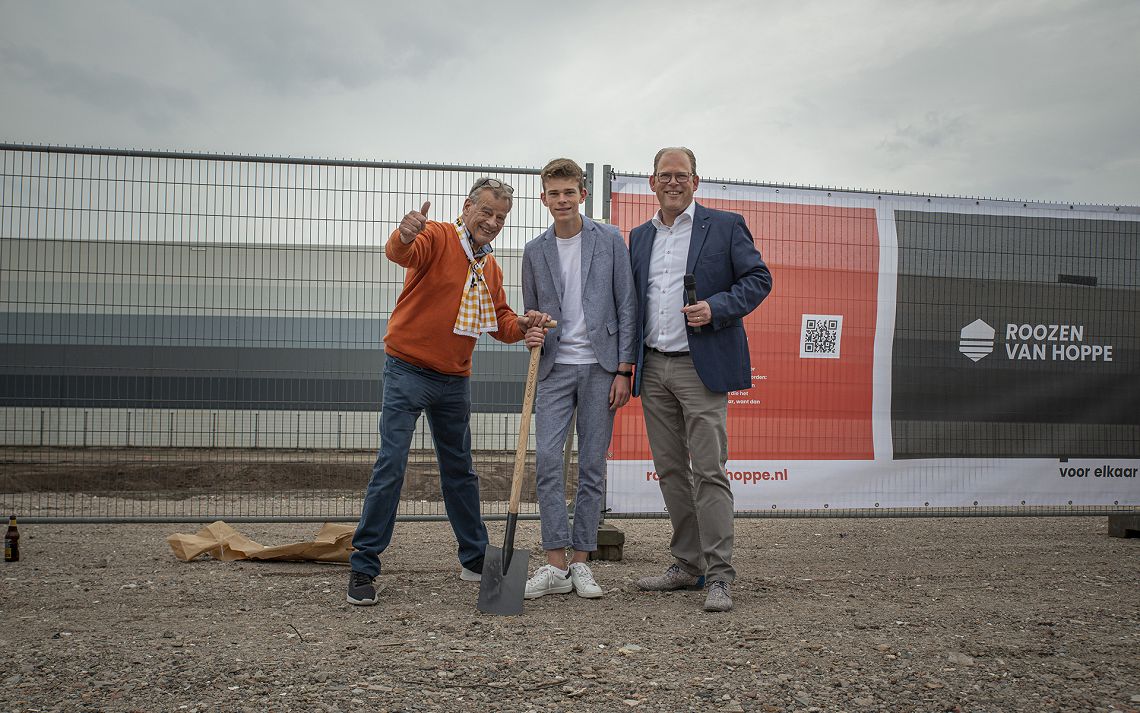 3 generaties zetten 'eerste schop' in de grond bij officiële start nieuwbouw